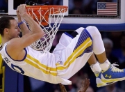 PG游戏APP-绿茵场外的决胜时刻，当楚阿梅尼在NBA总决赛之夜挺身而出